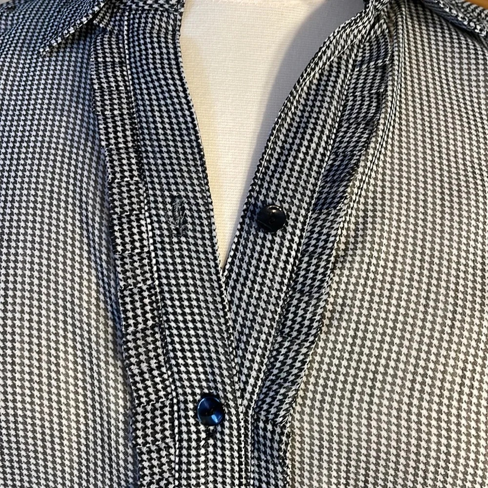 ❤️Chicos Additions, semi sheer Size 2 button down blouse ❤️ - Picture 3 of 8